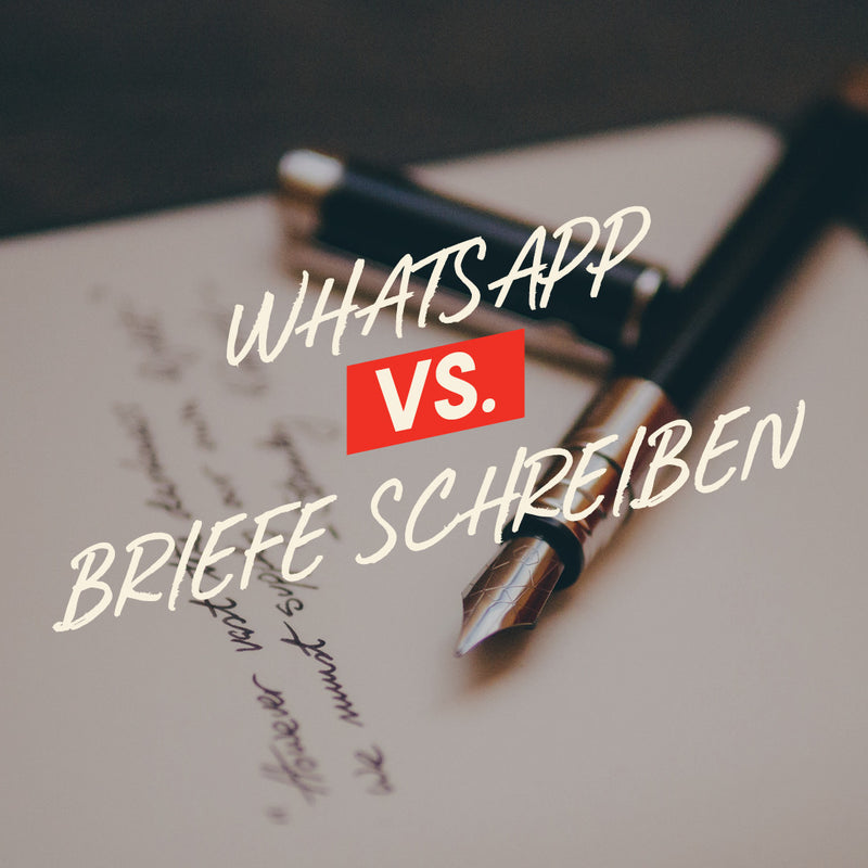 Fountain pen on paper with text 'WhatsApp vs. Briefe Schreiben'